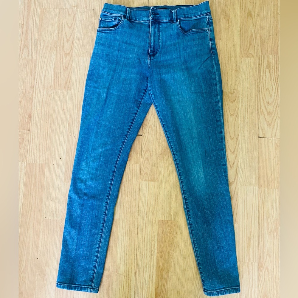 Ann Taylor Denim Jeans sz 4. Comfy Jeans for everyday casual wear.